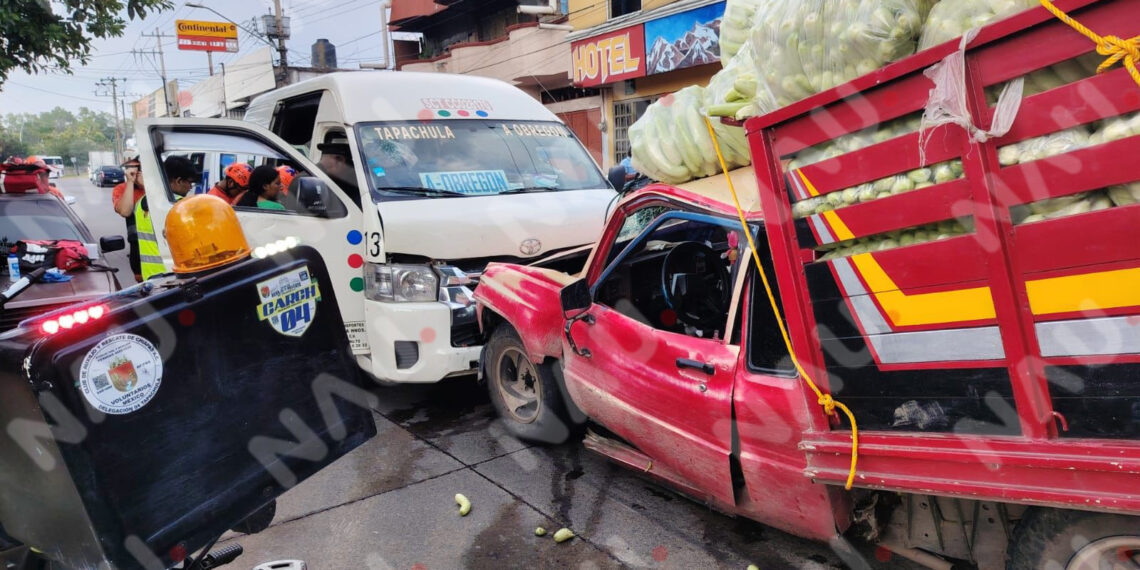 Chocan unidad de transporte público y vehículo cargado con pepinos en Tapachula