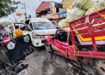Chocan unidad de transporte público y vehículo cargado con pepinos en Tapachula