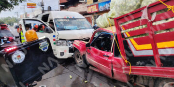 Chocan unidad de transporte público y vehículo cargado con pepinos en Tapachula