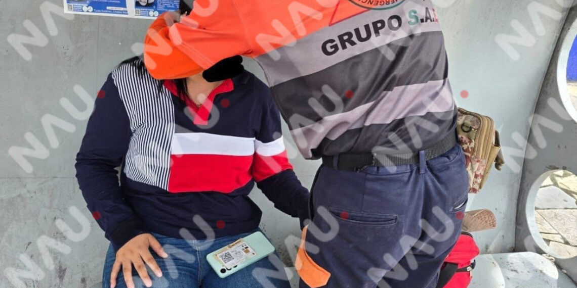 JOVEN SUFRE LESIONES TRAS SER CHOCADA POR UNA COMBI FRENTE A LA UNACHEl percance generó un breve caos vial sobre la 4ª Sur; la lesionada fue atendida por paramédicos de Grupo SAE