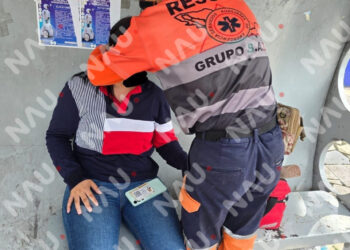 JOVEN SUFRE LESIONES TRAS SER CHOCADA POR UNA COMBI FRENTE A LA UNACHEl percance generó un breve caos vial sobre la 4ª Sur; la lesionada fue atendida por paramédicos de Grupo SAE