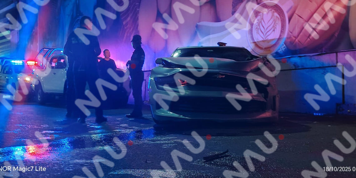 Automóvil Deportivo se Estrella Contra Base de Puente en la Salida a Puerto MaderoEl conductor habría perdido el control tras circular a exceso de velocidad durante la madrugada