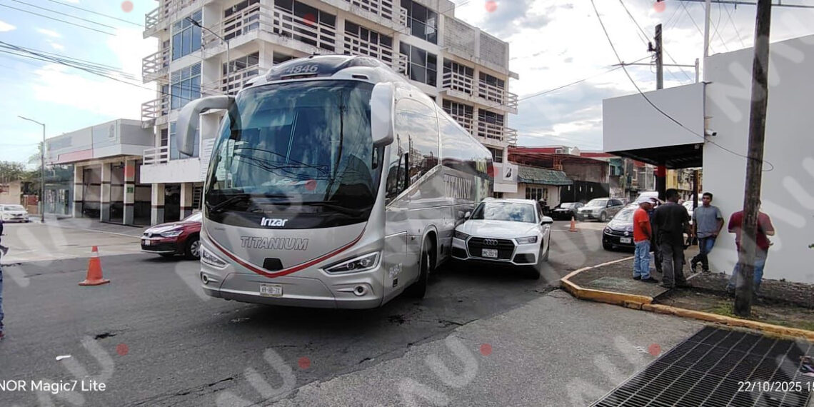 Choque entre camión de transporte y camioneta Audi genera caos vial en el centro de Tapachula