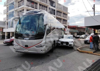 Choque entre camión de transporte y camioneta Audi genera caos vial en el centro de Tapachula