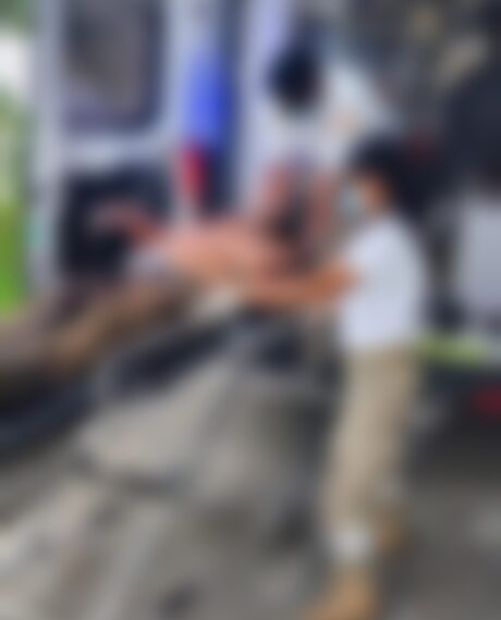 Trabajador sobrevive tras clavarse un machete en el pecho por accidente en Tapachula