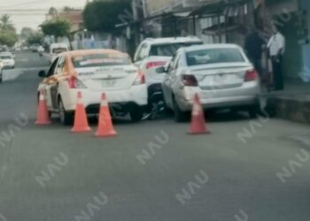 TAXISTA SUFRE PREINFARTO Y CHOCA CONTRA DOS VEHÍCULOS ESTACIONADOS EN TAPACHULA