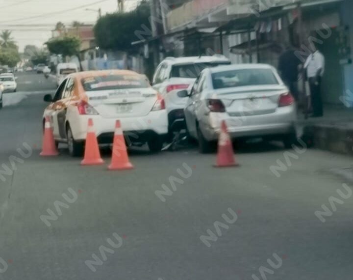 TAXISTA SUFRE PREINFARTO Y CHOCA CONTRA DOS VEHÍCULOS ESTACIONADOS EN TAPACHULA