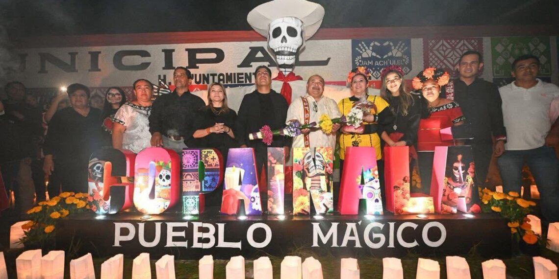 Eduardo Ramírez comparte con las familias de Copainalá la celebración de Día de Muertos