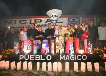 Eduardo Ramírez comparte con las familias de Copainalá la celebración de Día de Muertos