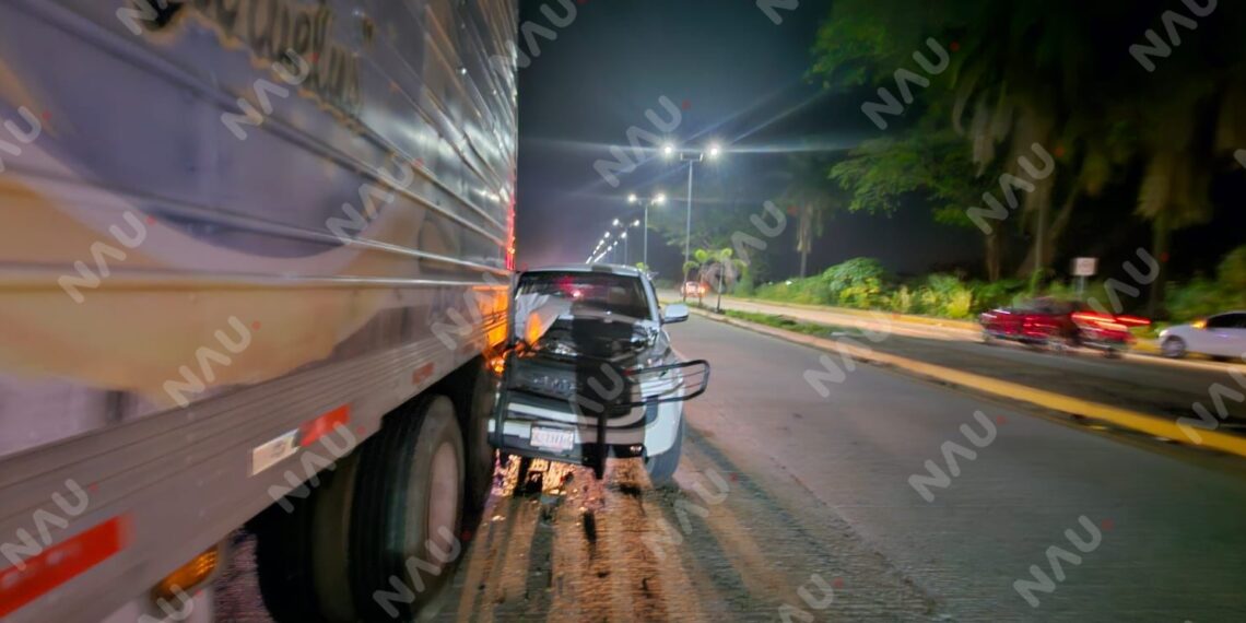 Fuerte choque por alcance entre camioneta y tráiler en el Libramiento Sur Poniente de Tapachula