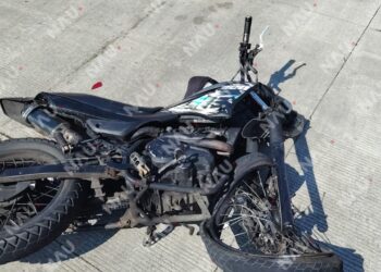 Motociclista resulta lesionado al chocar contra un vehículo en el centro de Tapachula