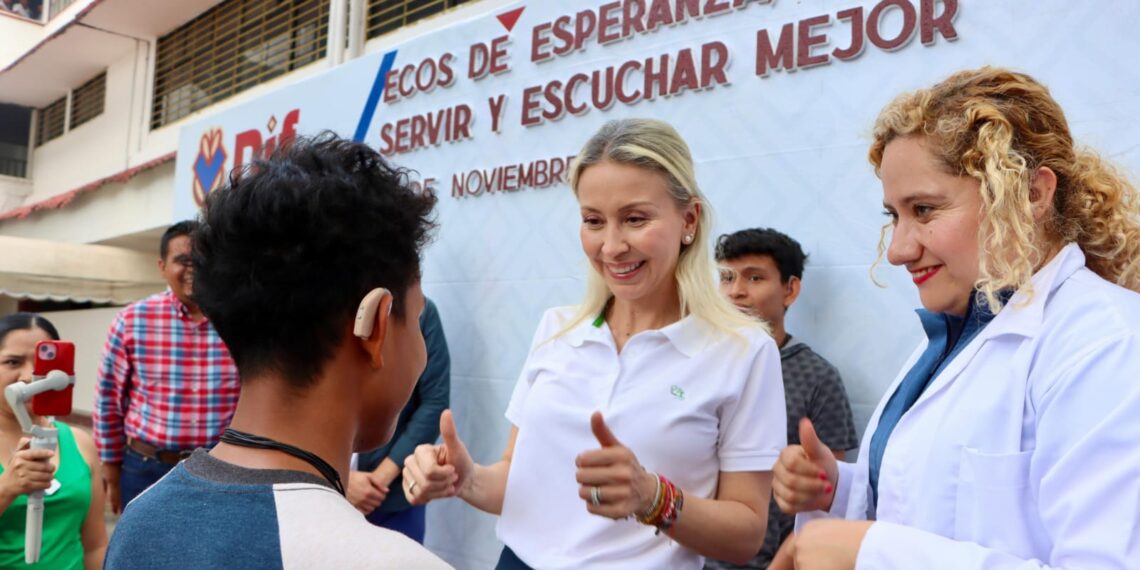 ENTREGAN APARATOS AUDITIVOS EN TAPACHULA