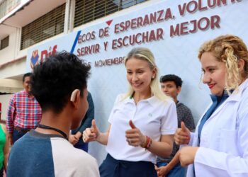 ENTREGAN APARATOS AUDITIVOS EN TAPACHULA