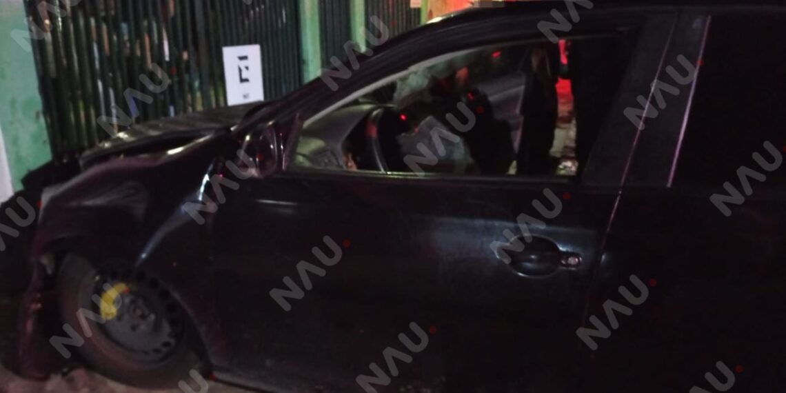 Masculino es brutalmente golpeado y termina chocando su vehículo en la colonia Laureles