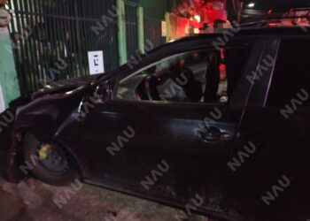 Masculino es brutalmente golpeado y termina chocando su vehículo en la colonia Laureles