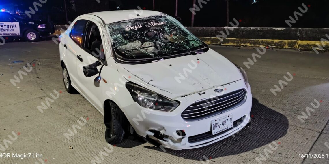 Vehículo queda destrozado tras aparatoso accidente en la entrada a Loma Real