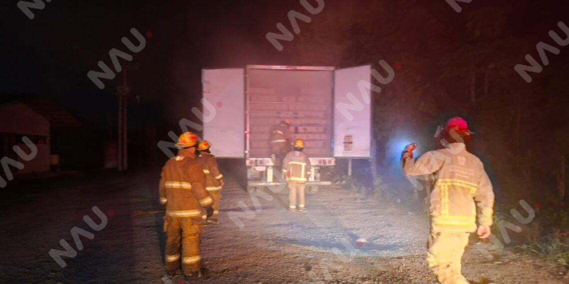 Incendio en caja de tráiler moviliza a cuerpos de emergencia en la carretera Tapachula – Puerto Madero