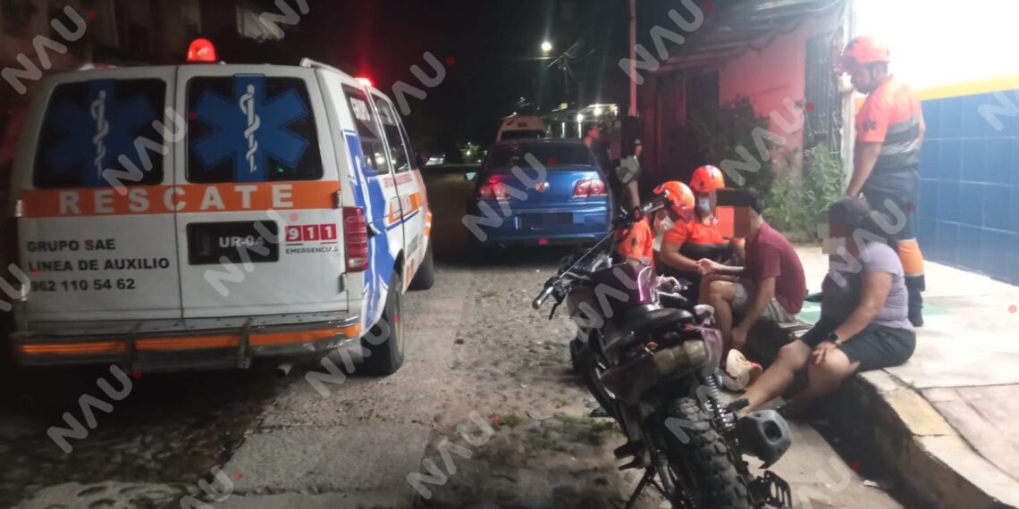 Motociclistas lesionados tras ser impactados por un automóvil en la colonia Camino a La Pita