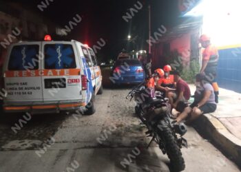 Motociclistas lesionados tras ser impactados por un automóvil en la colonia Camino a La Pita