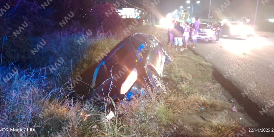 Automovilista cae a una zanja en la carretera costera; autoridades presumen conducción bajo efectos del alcohol