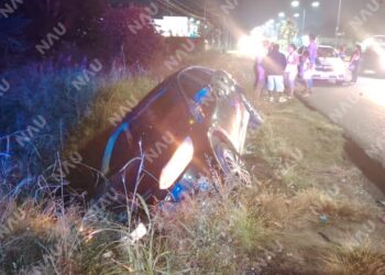 Automovilista cae a una zanja en la carretera costera; autoridades presumen conducción bajo efectos del alcohol