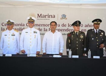 En Puerto Chiapas, Eduardo Ramírez participa en ceremonia por los 200 años de la Independencia en el Mar