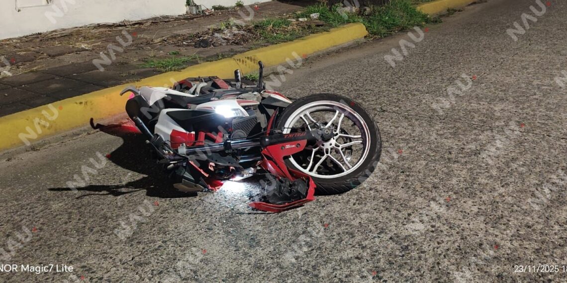 Motorista resulta lesionado tras impactarse contra la puerta de un vehículo en Tapachula