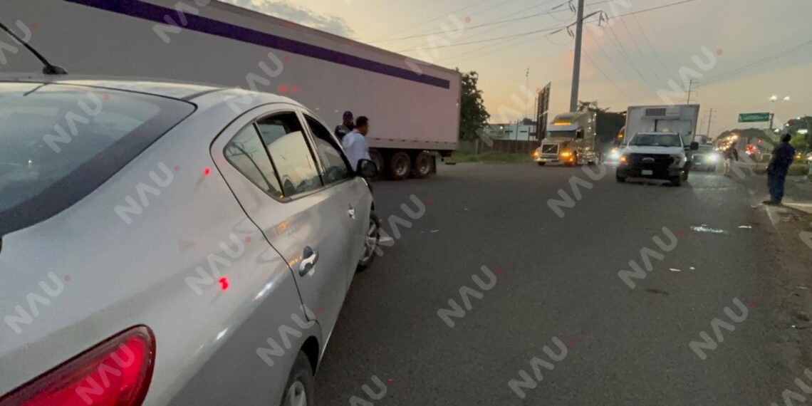 Choque entre camión de carga y automóvil provoca caos vial en el Libramiento Sur Oriente