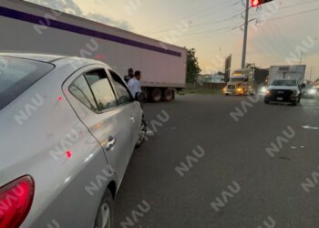 Choque entre camión de carga y automóvil provoca caos vial en el Libramiento Sur Oriente