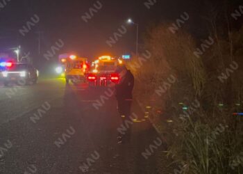 Vehículo pierde el control y termina fuera del camino en el libramiento Sur-Oriente; conductor resulta lesionado