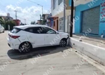 Conductor choca, huye y deja su placa abandonada en el centro de Tapachula