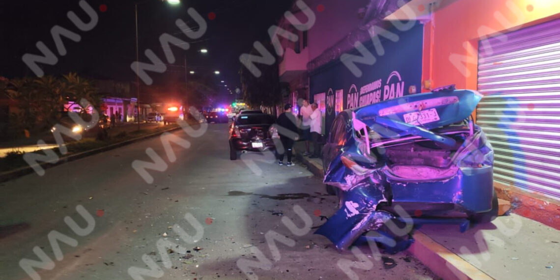 Joven provoca choque múltiple en la colonia 16 de Septiembre; un lesionado y daños en tres vehículos