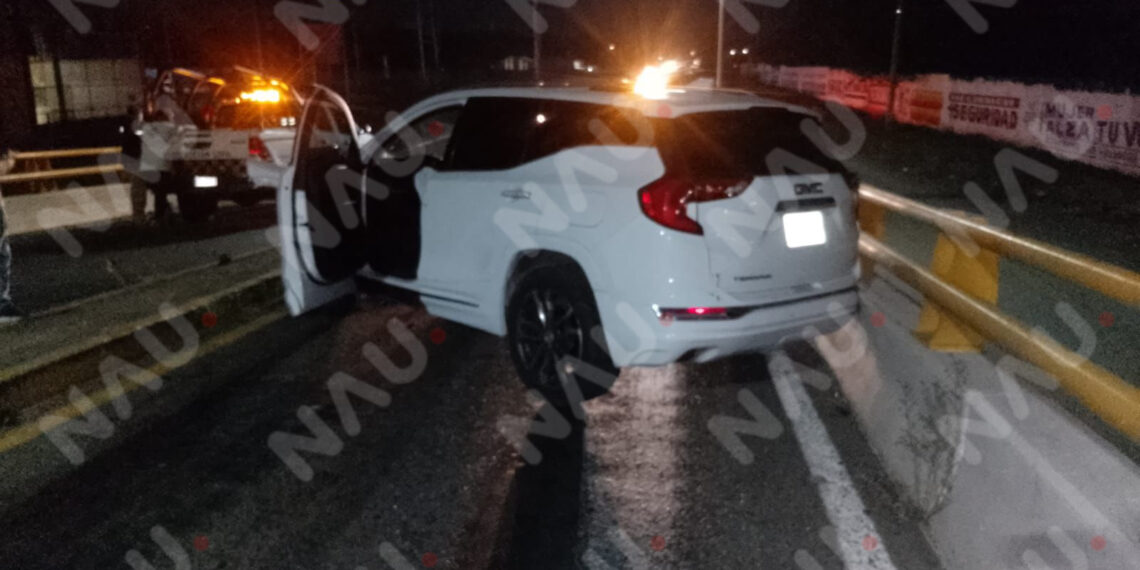 Camioneta queda destrozada tras fuerte choque en el Libramiento Surponiente; conductor abandona la unidad