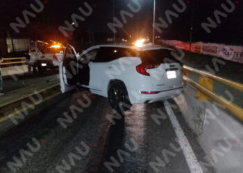 Camioneta queda destrozada tras fuerte choque en el Libramiento Surponiente; conductor abandona la unidad