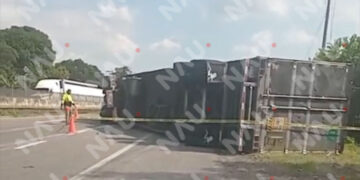 OTRA VEZ EN LA “CURVA DE LA MUERTE”: MÁS DE 40 TRÁILERES VOLCADOS ESTE AÑO EN TUZANTÁN