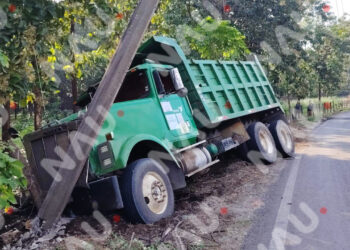 VOLTEO DERRIBA POSTE Y DEJA SIN LUZ A EJIDOS TRAS EVADIR CHOQUE FRONTAL EN TAPACHULA