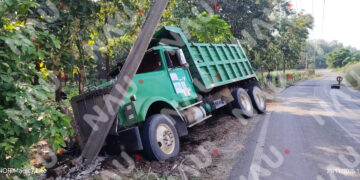 VOLTEO DERRIBA POSTE Y DEJA SIN LUZ A EJIDOS TRAS EVADIR CHOQUE FRONTAL EN TAPACHULA