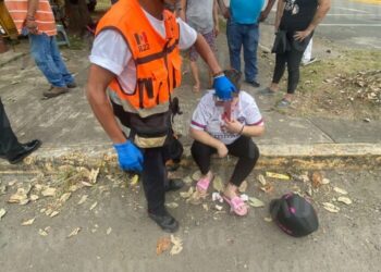 Mujer resulta lesionada tras ser atropellada en la rotonda de Solidaridad 2000