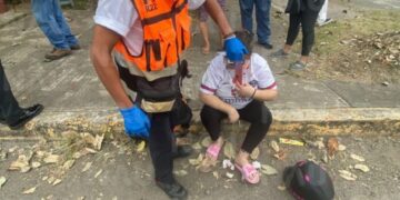 Mujer resulta lesionada tras ser atropellada en la rotonda de Solidaridad 2000