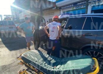 Accidente entre BMW y Nissan deja una persona lesionada en el centro de Tapachula