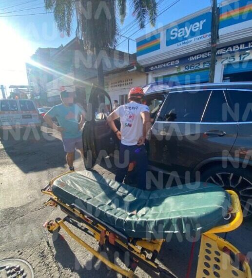 Accidente entre BMW y Nissan deja una persona lesionada en el centro de Tapachula