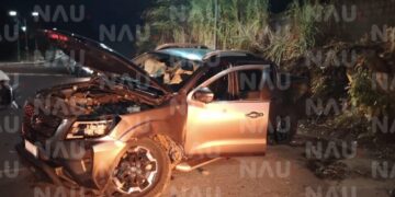 Dos camionetas quedan en pérdida total tras fuerte accidente frente a Framboyanes