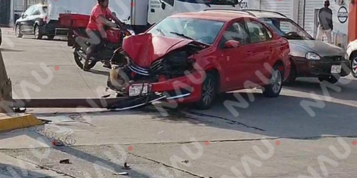Vehículo se impacta contra luminaria y poste de telefonía en el centro de Tapachula; solo daños materiales