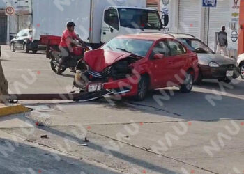 Vehículo se impacta contra luminaria y poste de telefonía en el centro de Tapachula; solo daños materiales