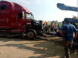 Tractocamión cae a un canal tras fuerte choque en el libramiento de Ciudad Hidalgo