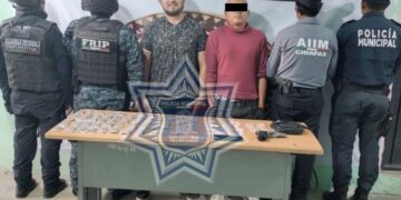 Policía de San Cristóbal frustra fuga y asegura estupefacientes, vehículo y dos presuntos responsables