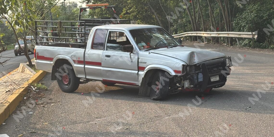 Mazda se estrella contra poste en la carretera Tapachula – Viva México