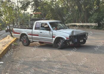 Mazda se estrella contra poste en la carretera Tapachula – Viva México