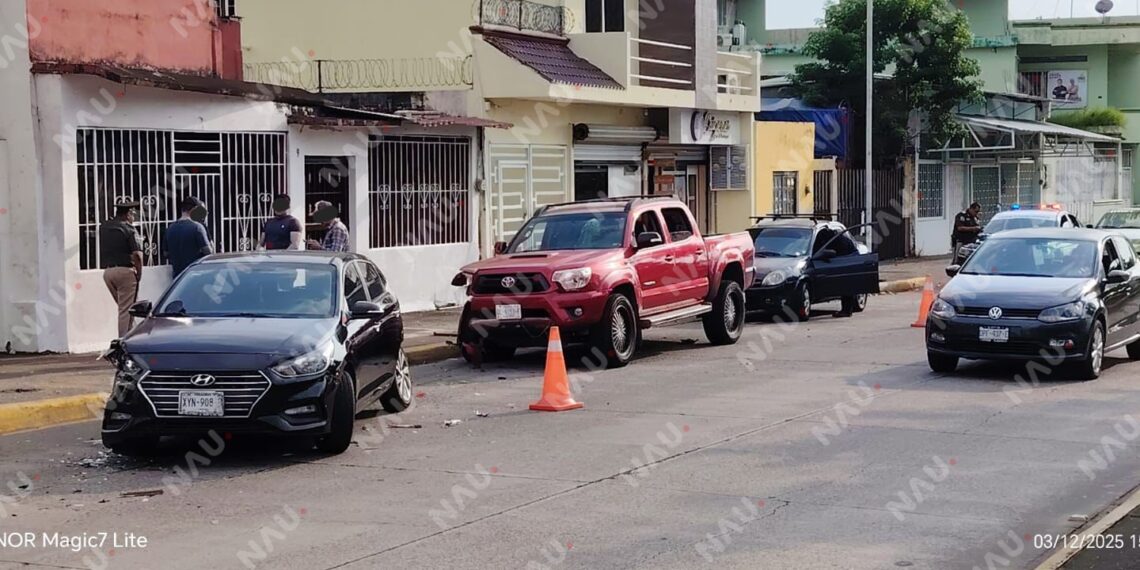 Choque en la 9ª Sur; Presunto ebrio provoca aparatoso accidente entre tres vehículos