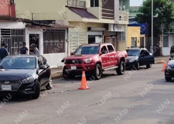 Choque en la 9ª Sur; Presunto ebrio provoca aparatoso accidente entre tres vehículos